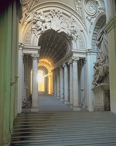 Interno con vista della scala